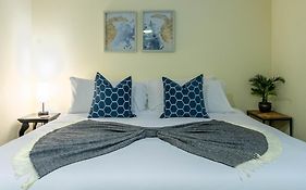 Stunning Beach Delight With Hot Tub, Fire Pit, Parking & Walk To Beach!
